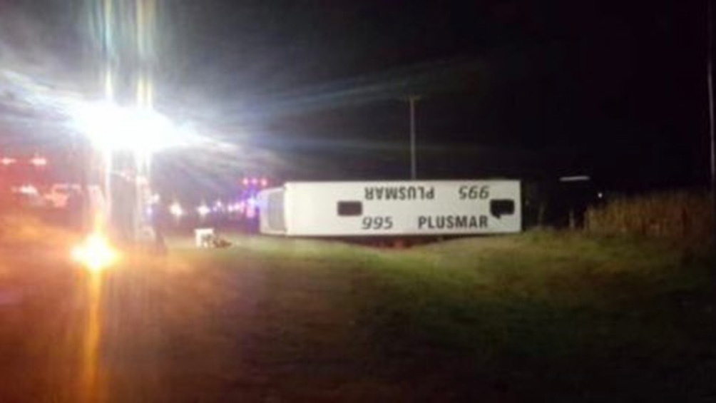 Dos muertos y al menos 35 heridos tras el vuelco de un micro en la Ruta 2