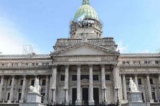 Crítica a los aumentos del 40 % a personal político en el Congreso Nacional