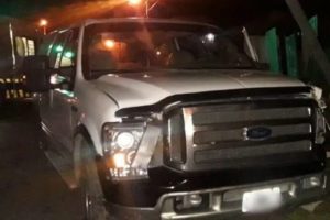Manejaba borracho: chocó su camioneta contra una columna y volcó