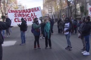 Cortes de calles y movilizaciones por el pago de aguinaldo a trabajadores del programa Potenciar Trabajo