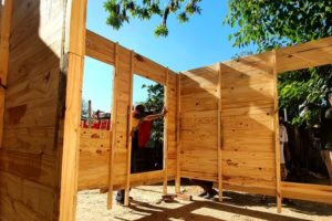 Construyen casa solidarias y las calefaccionan inspirándose en un proyecto marplatense