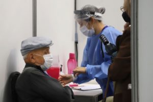 La Provincia ya comenzó a vacunar mayores de 55 sin turno previo