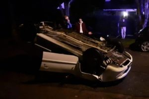 Un  conductor alcoholizado chocó y volcó con su auto en el barrio Los Troncos