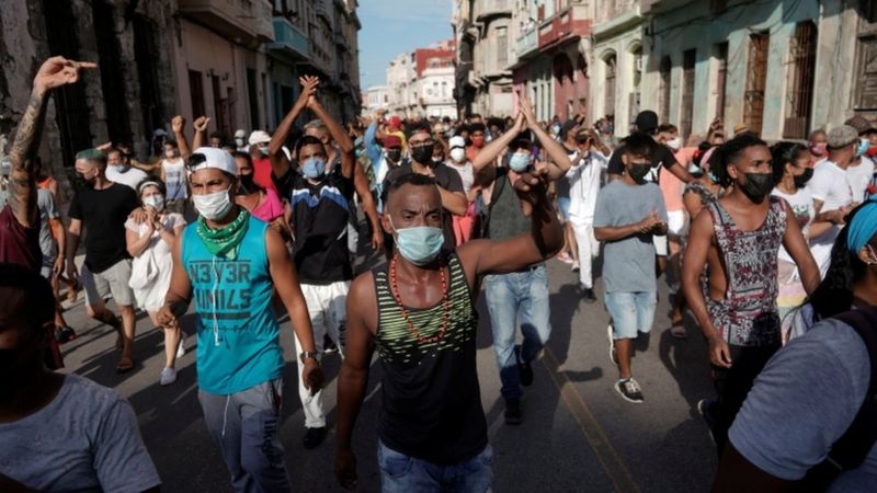 Tensión frente a la embajada de Cuba en Argentina entre exiliados y defensores del Gobierno castrista