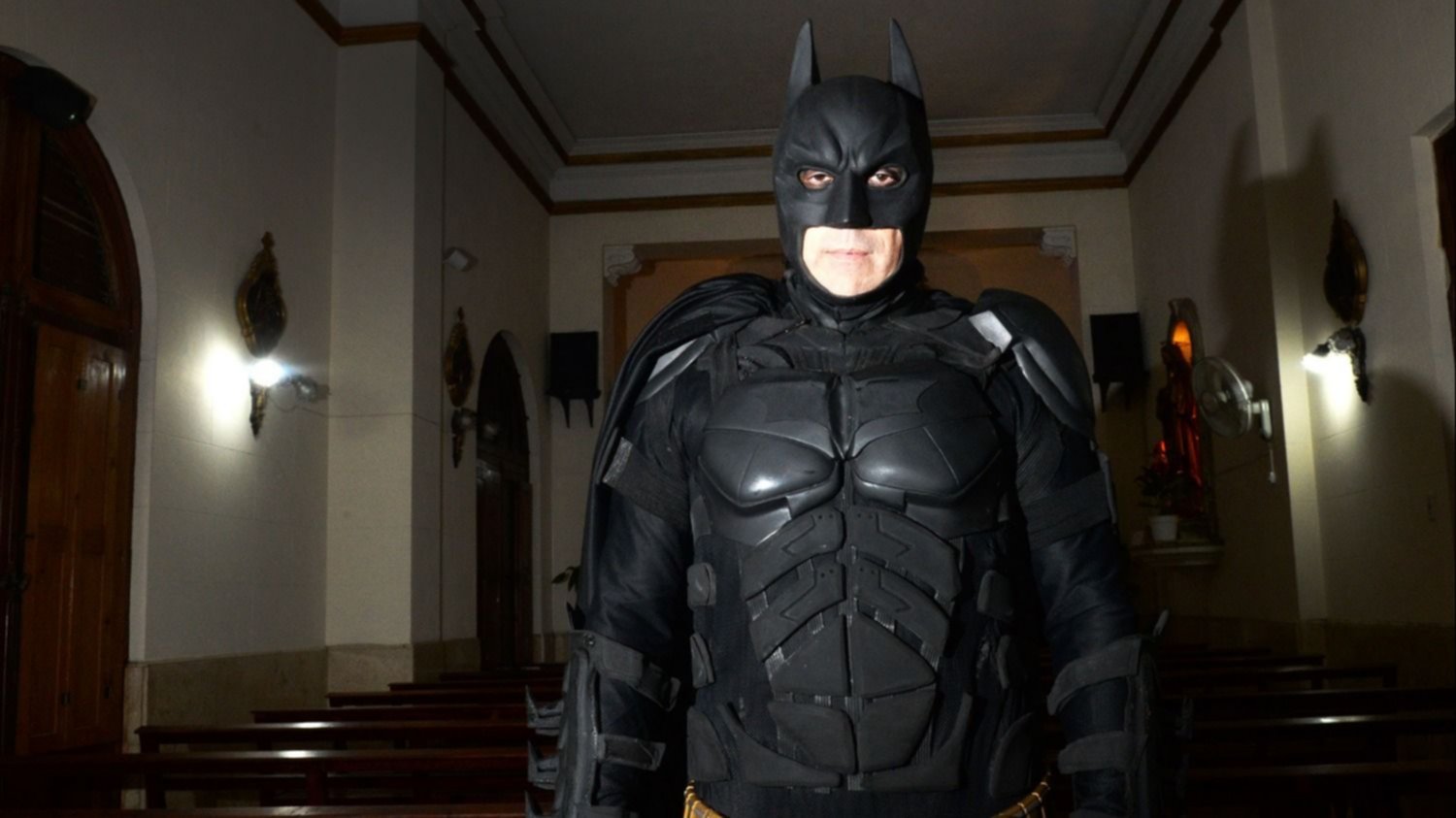 Sin corazón: asaltaron al Batman Solidario en La Plata y amenazaron con dispararle