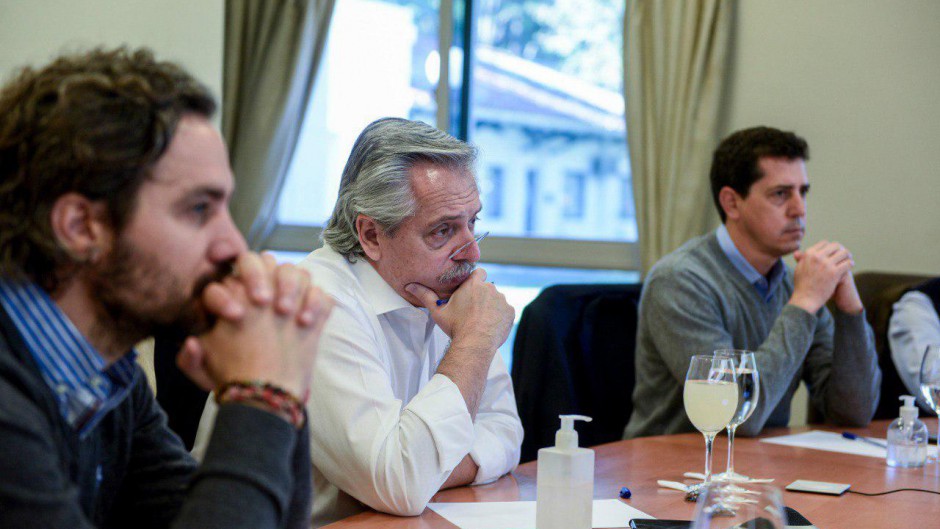 Alberto extiende el DNU de restricciones por un mes pero demora la definición de los varados