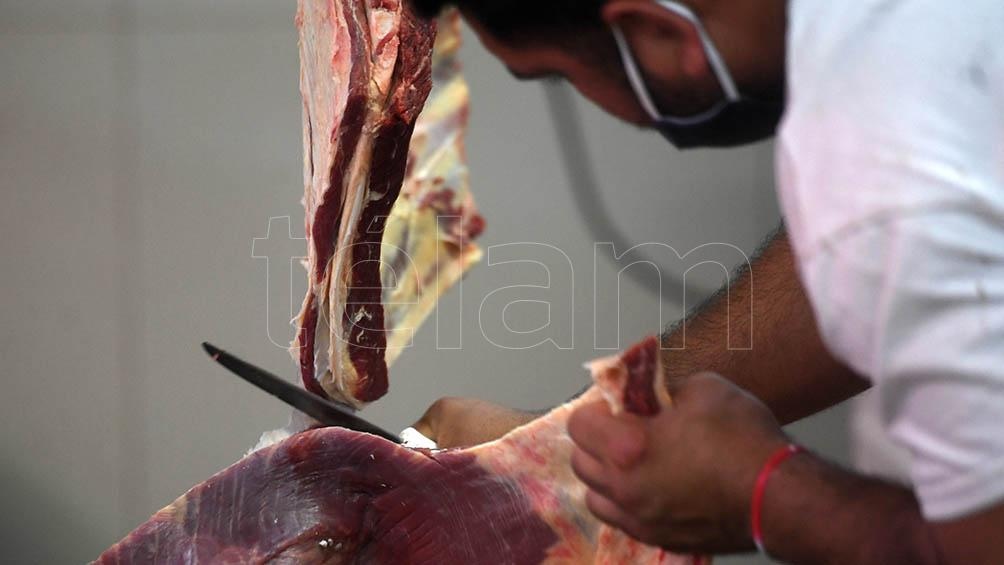 El precio de la hacienda se desmoronó, pero en las góndolas no se refleja