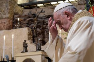 El papa Francisco fue operado con éxito de su problema en el colon