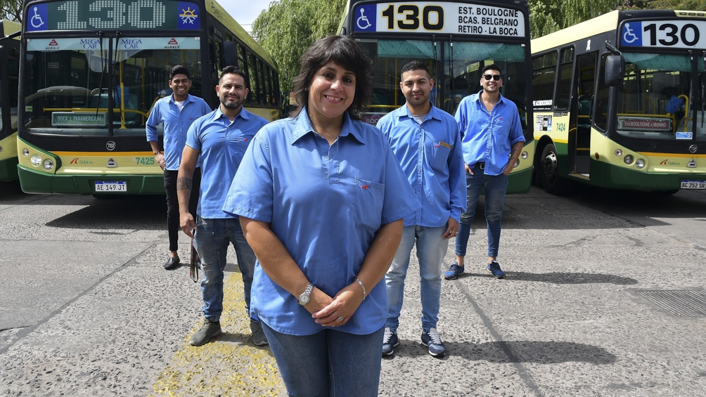 Con el impulso de las pocas «choferas» del país, surgen políticas inclusivas en el transporte