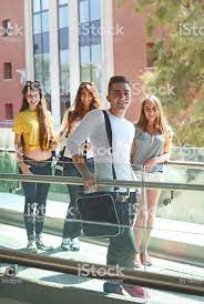 El Gobierno sale a la caza del voto joven preocupado por el malestar por el encierro