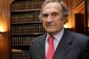 Carlos Reutemann, el ex piloto de Fórmula 1 que se lanzó a la política de la mano de Menem