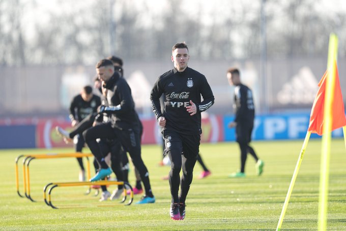 «Cuti» Romero casi afuera y Paredes adentro para enfrentar a Ecuador