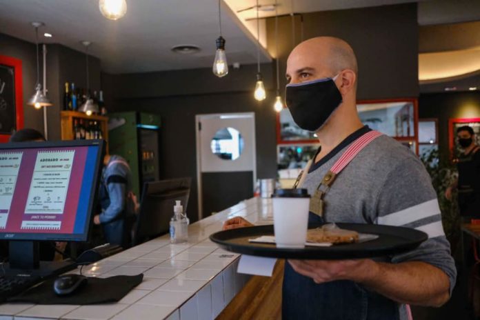La Provincia analiza disponer que solo los vacunados ingresen a bares y restaurantes