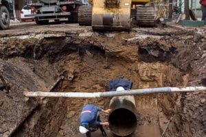 Ya retiraron el tramo de cañería averiado en calle Falucho