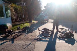 Lo encandiló el sol y atropelló a dos efectivos del escuadrón de ciclistas
