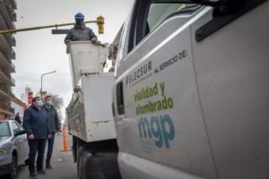 Realizan el recambio de luminarias en avenida Luro, de Champagnat a Independencia