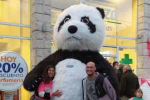 “El Panda Tito” visita diversos centros comerciales a cielo abierto de la ciudad