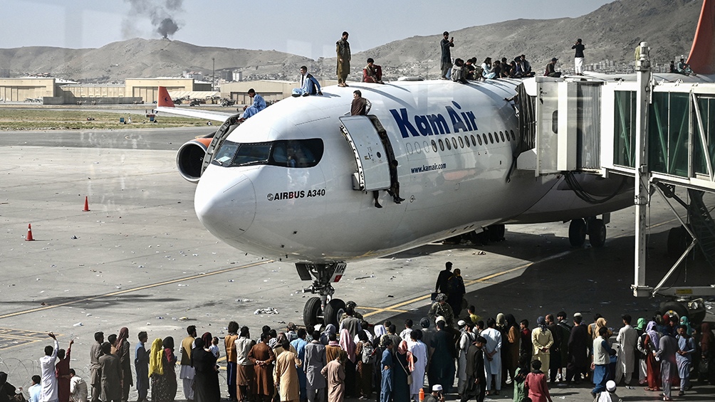 Caos en el aeropuerto de Kabul por los intentos de escape de la población