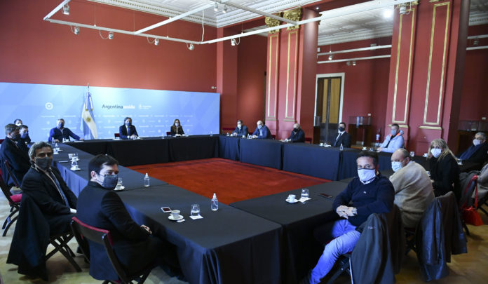 Cafiero y Tolosa Paz, con editores del Grupo DIB