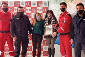 Entregaron distinción a quienes participaron en el rescate de un perro en las canteras de Batán