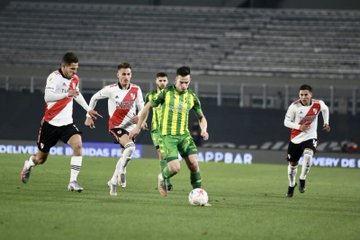 Aldosivi cayó ante River: fue 2 a 0 y jugó 1 hora con 10 hombres