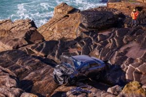 Un auto cayó desde un barranco en Playa Chica y el conductor salió ileso