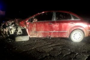 Chocó contra un camión, abandonó el auto y se fugó