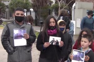 “Vamos a mover todo lo que haga falta para que aparezca el culpable”, dijo la esposa del cuidacoches atropellado