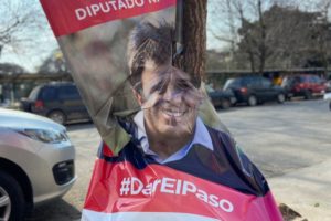 Denuncian la vandalización del material de campaña de Facundo Manes