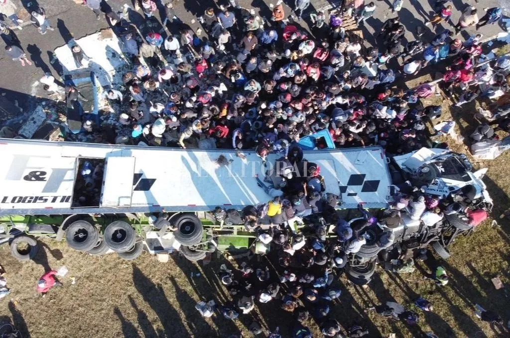 Saquearon un camión cargado de alimentos que volcó en la Panamericana