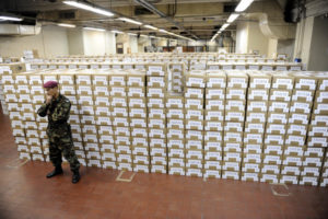 Télam Buenos Aires, 26/06/2009
Las urnas, fuertemente custodiadas, serán distribuidas a los centros de votación para la elección del próximo domingo.
Foto: Fernando Gens/Télam/cl