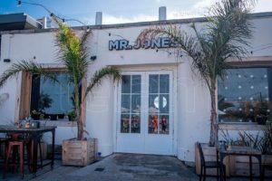 Conmociona asesinato del DJ de Mr Jones en Playa Grande: se intensifica la búsqueda de los motochorros