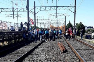 Despedidos del Ferrocarril Roca protestan con un corte de vías a la altura de Santillán y Kosteki