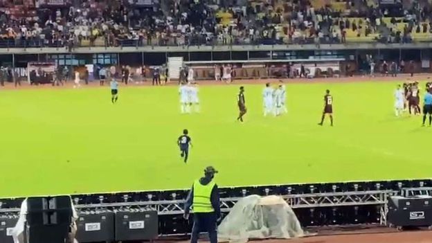 Sueño cumplido: un nene se filtró de la tribuna, saltó carteles, ingresó al campo de juego y abrazó a Messi