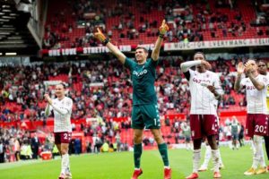 Aston Villa proclamó como “rey” a Dibu Martínez tras su actuación ante Manchester United