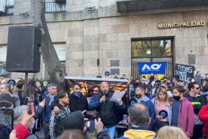 Acto por Lelé: Apuntaron a Montenegro y colgaron reclamos en la puerta de la MGP