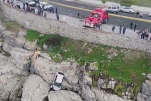 Espectacular accidente: una mujer se despistó, cayó por un barranco y quedó incrustada en las piedras