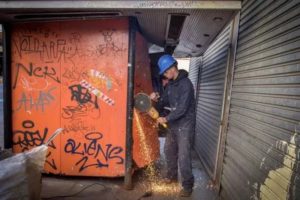 Ante la denuncia de vecinos, retiraron un kiosco de diarios abandonado ubicado en el centro