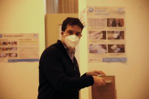 Votó Maxi Abad: “Yo creo en la democracia”