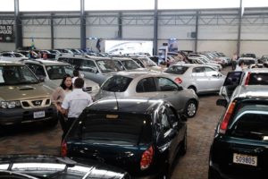 Concesionarios de autos advierten que sin ayuda oficial será difícil sostener el empleo