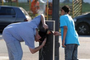 Télam Buenos Aires, 29/10/2009
Una jornada de intenso calor soportó la ciudad de Buenos Aires, por lo que los porteños buscaron los medios para  refrescarse.
Foto: Alejandro Belvedere/Télam/cl