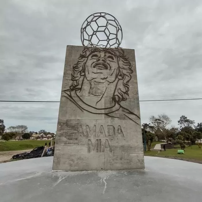 Maradona: lugar histórico en Fiorito y monumento en Santa Clara del Mar