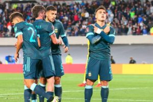 Argentina sin sobrarle nada puso un pie en Qatar 2022