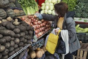 Mientras el Gobierno presiona con el congelamiento de precios, cuánto subieron los alimentos en la primera quincena de octubre
