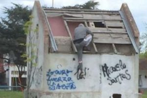 Demolieron una construcción abandonada en la plaza Jorge Newbery