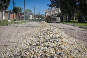 Realizaron tareas de limpieza y engranzado en el barrio Coronel Dorrego.