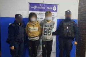 Pareja de asaltantes fue identificada por vecinos mientras robaban en una casa