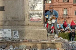 En la Plaza de Mayo militantes peronistas arrancaron fotos y carteles del homenaje de la marcha de las piedras