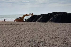Comenzaron los trabajos de recuperación de superficie de arena en Playa Grande