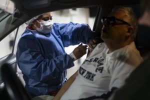 (210616) -- BUENOS AIRES, 16 junio, 2021 (Xinhua) -- Una trabajadora de la salud aplica una dosis de una vacuna contra la enfermedad del nuevo coronavirus (COVID-19) a un hombre a bordo de su vehículo en un vacunatorio vehicular instalado en el predio ferial de Costa Salguero, en la ciudad de Buenos Aires, Argentina, el 16 de junio de 2021. (Xinhua/Martín Zabala) (mz) (ah) (da)